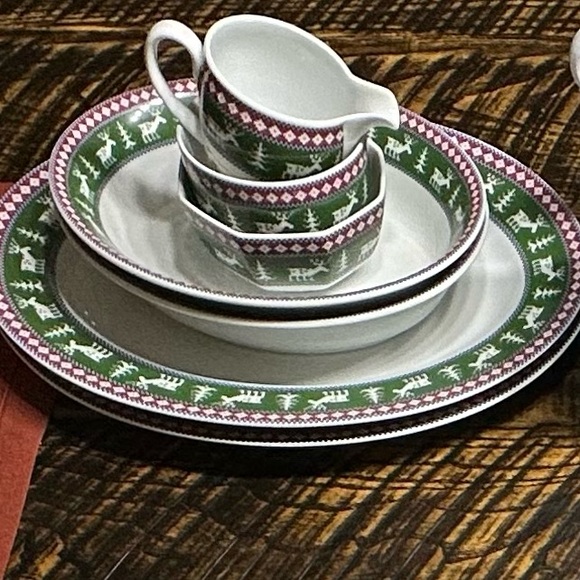 Wedgwood Nordica Green Christmas Reindeer pattern
Creamer & sugar bowl $28 set - Picture 5 of 5